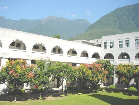 清靜、綠化 的教學大樓